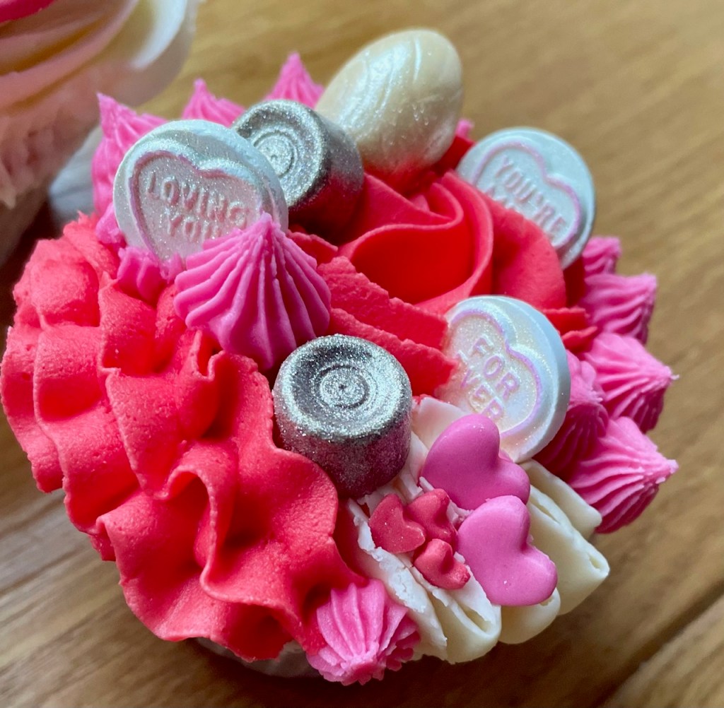 love heart valentines cupcakes