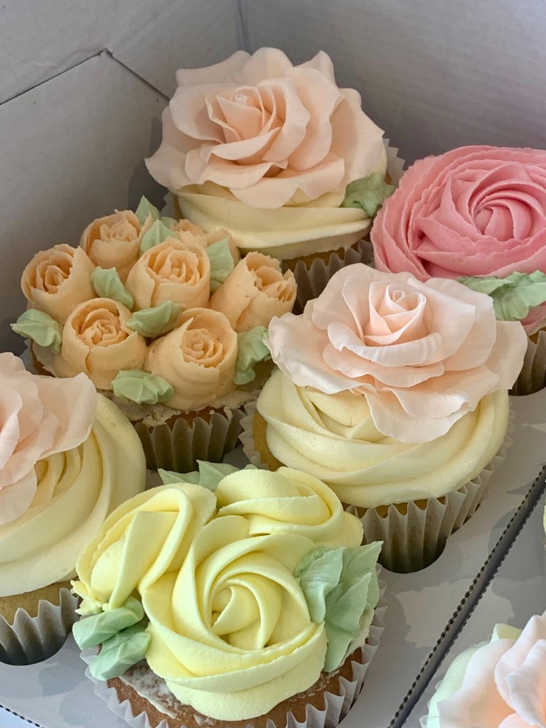 Pretty buttercream cupcakes floral buttercream designs and sugar roses